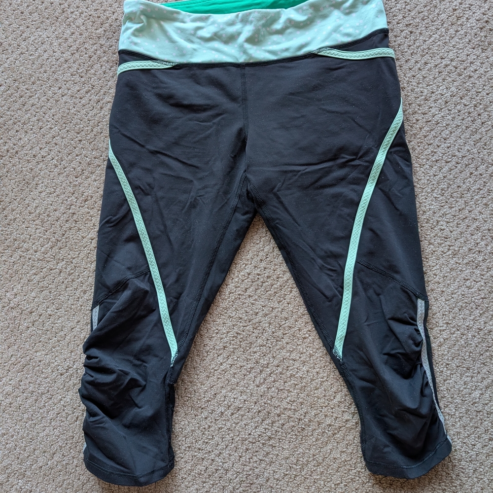 Lululemon Women's Black and Green Athletic Crop Pants. Size 6